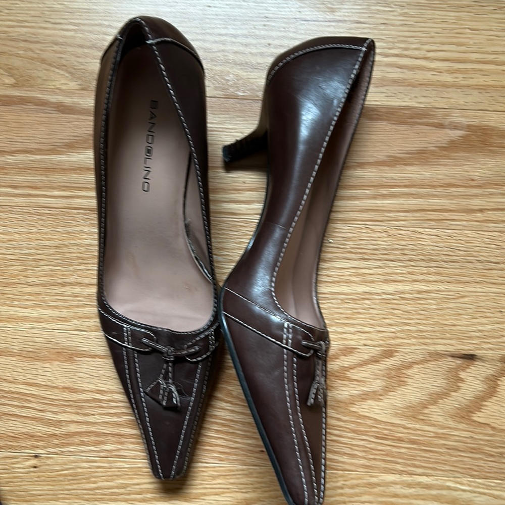 Bandolino Brown leather pump. 2 inch heel